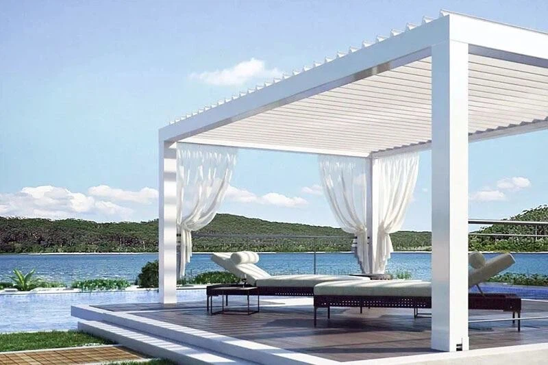 Aluminiumpergola mit verstellbaren Lamellen